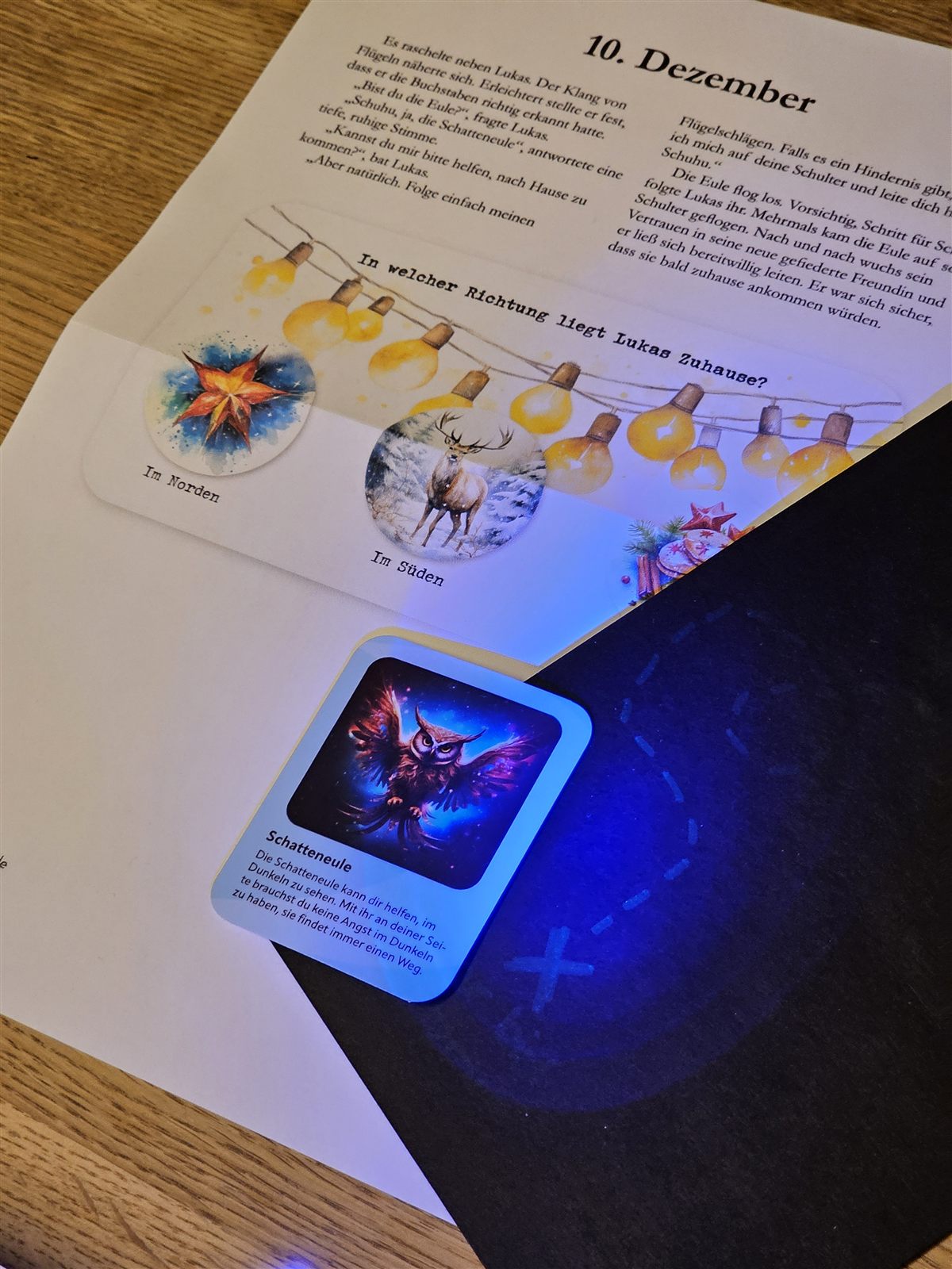Rätselblatt aus „Lukas und die magischen Wesen“ mit Schatteneulen-Sammelkarte und unter UV-Licht leuchtenden Spuren.